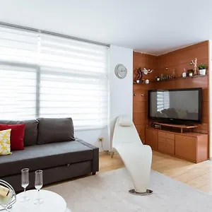 two-bedroom-townhouse-within-10min-walk-from-beach.topbarcelonahotels.com/