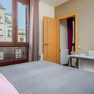 one-bedroom-apartment-in-barcelona-city-center.topbarcelonahotels.com/